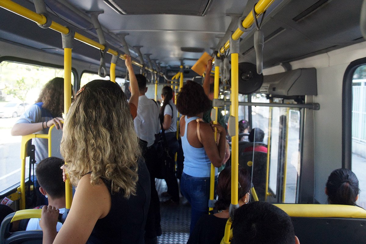 Projeto prevê campanha contra assédio em ônibus De acordo com a ...